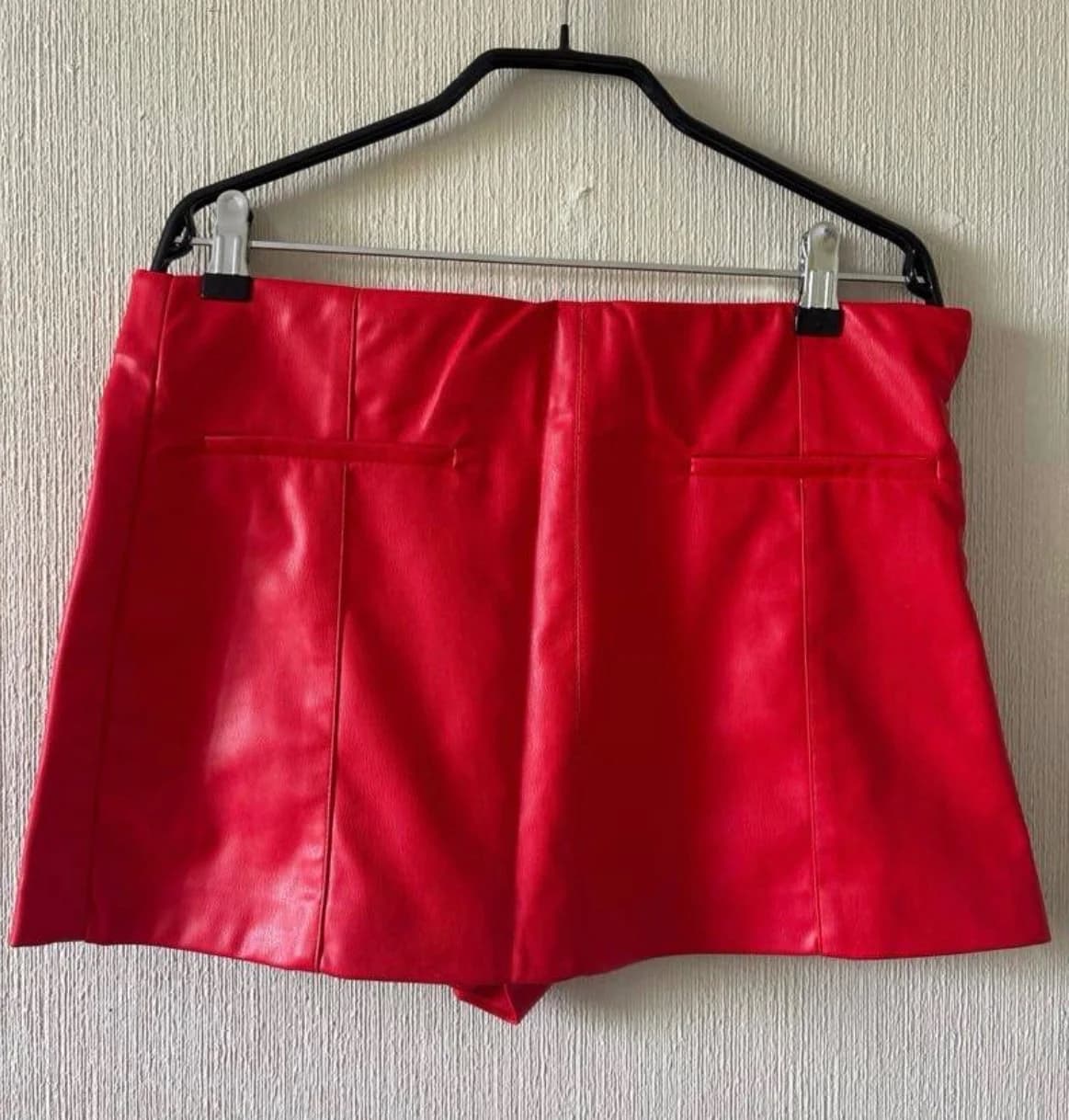 Usado por Chumii, Falda short Zara de cuerina , talla M