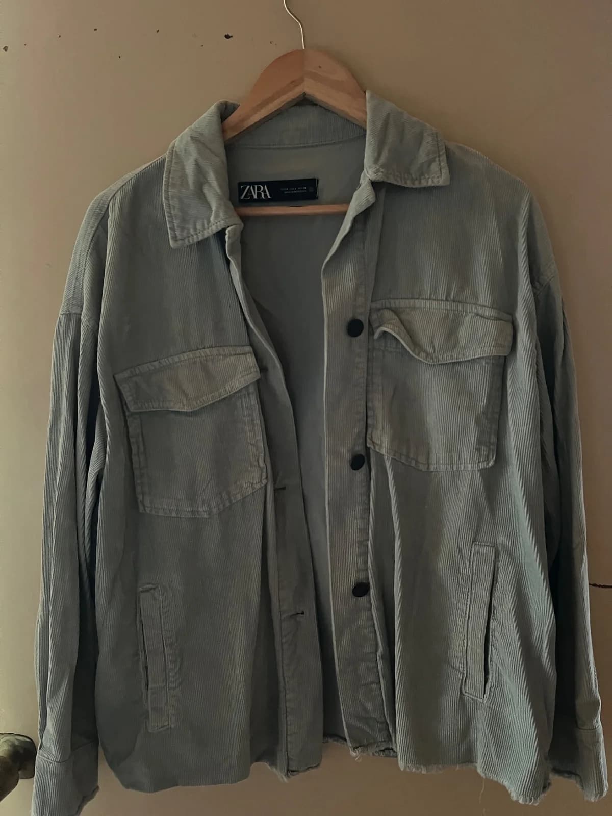 Sobrecamisa Zara de cotelé verde efecto lavado — foto 1
