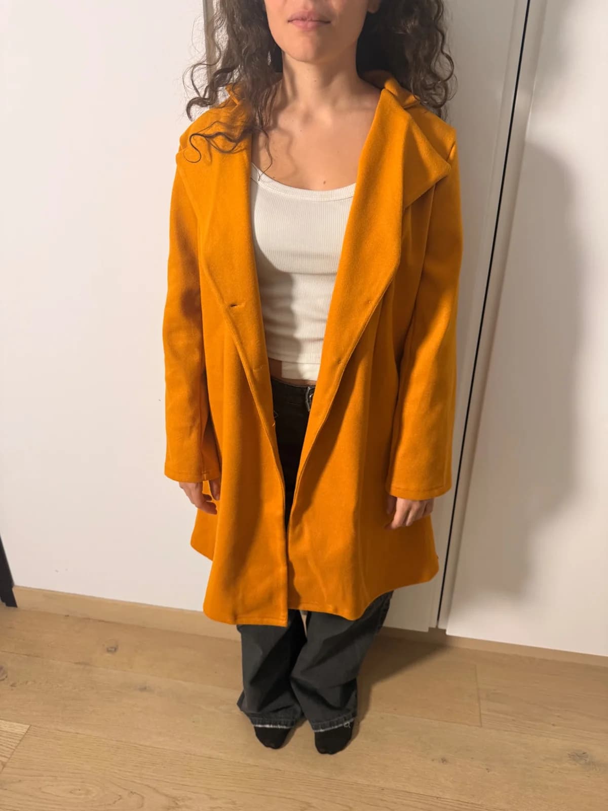 Usado por Catalina Eugenia Lozano Asfura, Abrigo mostaza, talla L