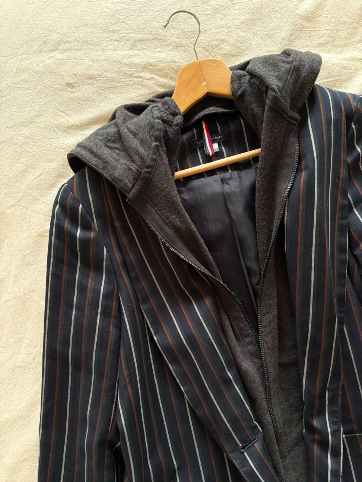 Usado por Paula Aravena, Blazer Tommy Hifilger azul marino con lineas, talla M