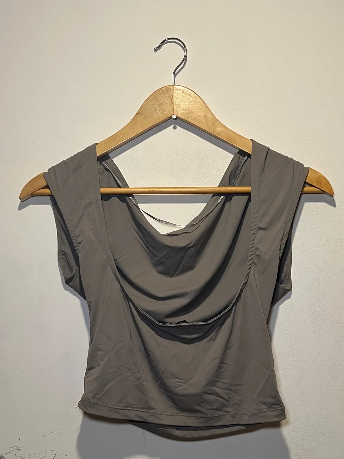 Usado por Scarlett B, Polera gris espalda descubierta , talla S