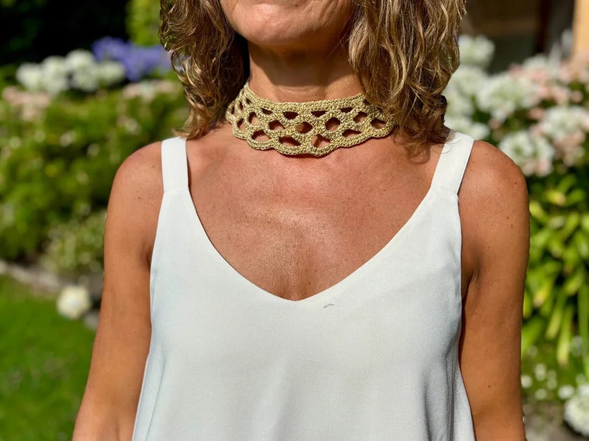Usado por Brica Crochet, Collar crochet dorado, talla unica
