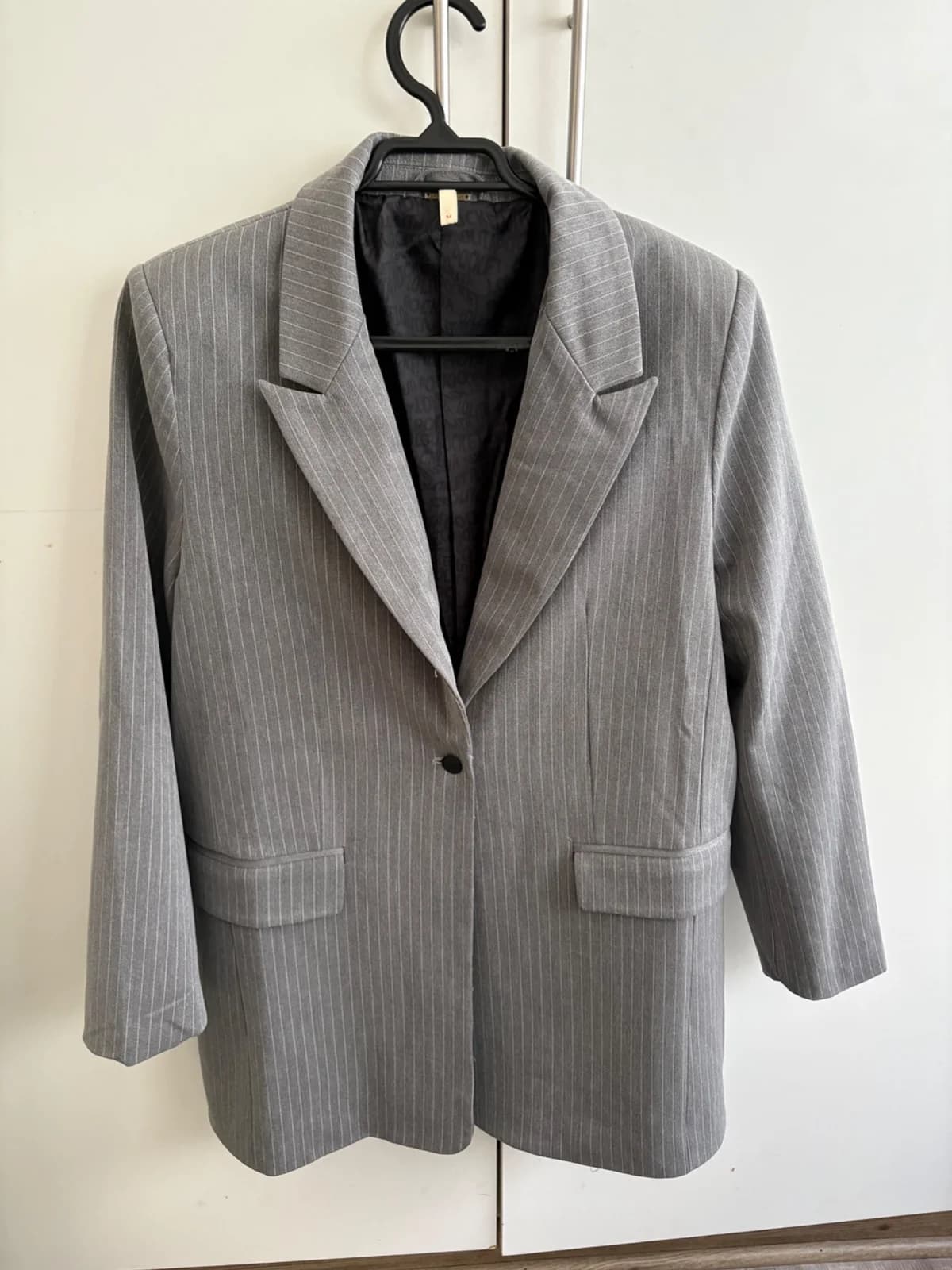 Usado por Claudia Rasines, Blazer gris con rayas blancas, talla M