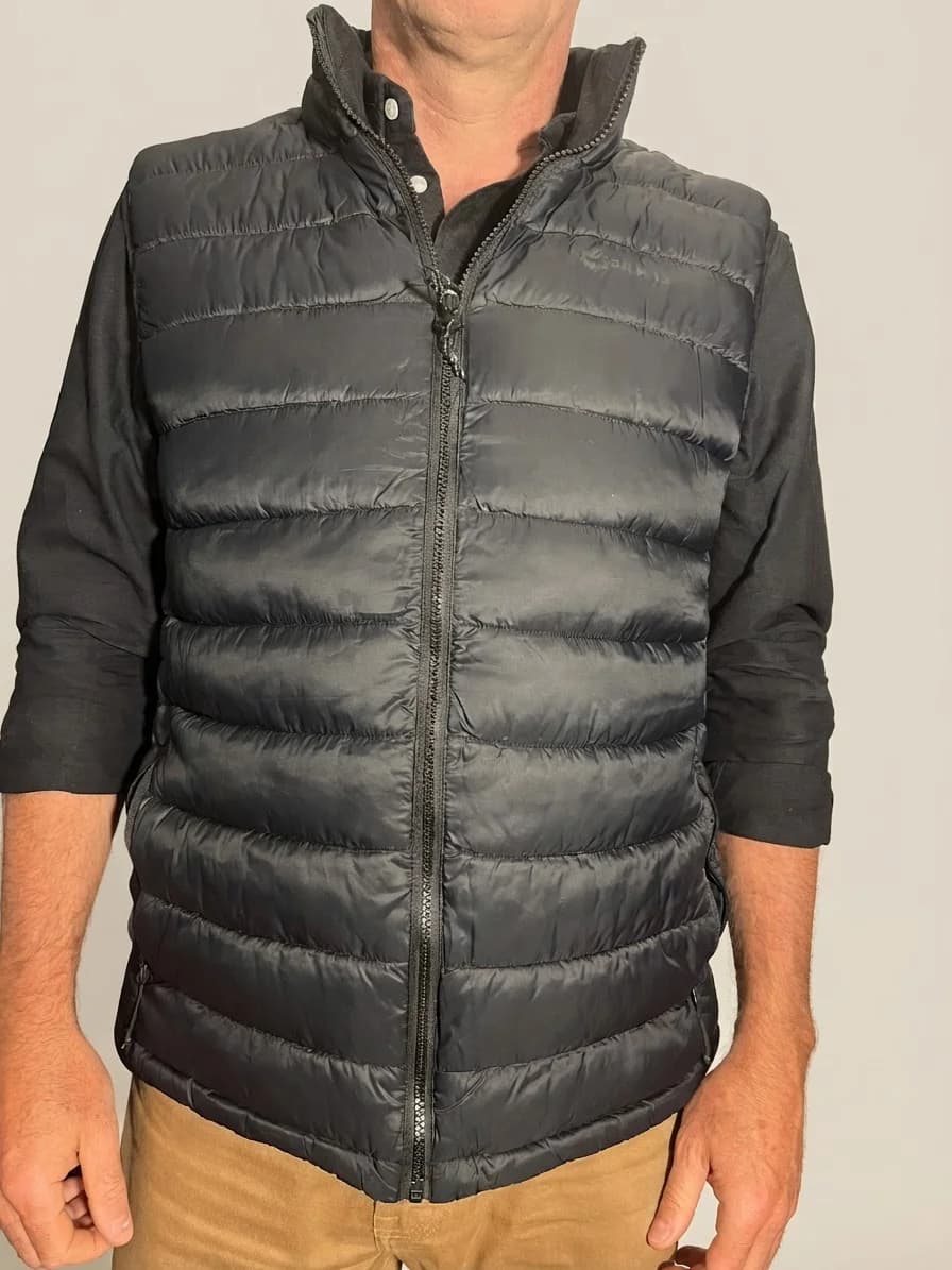 Usado por adela kast, Parka negra sin mangas , talla XL