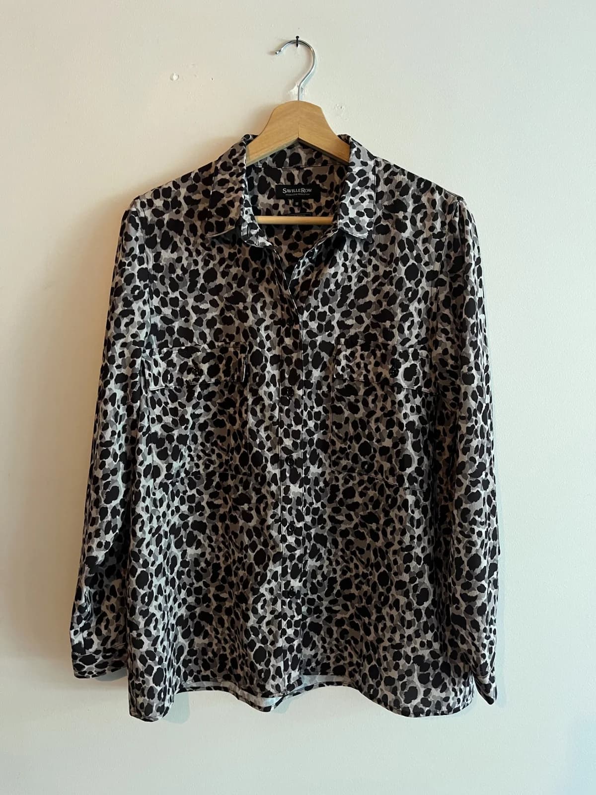 Usado por Camila Briseño, Camisa Savillerow Animal Print, talla M