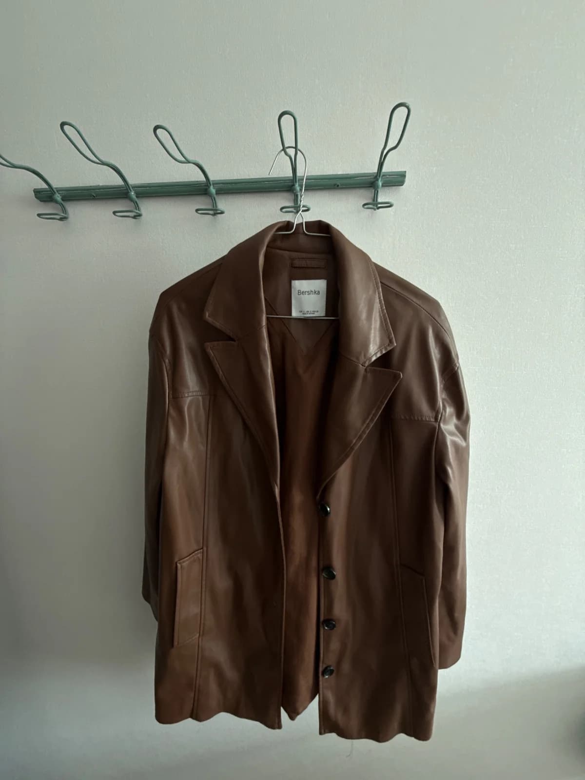 Usado por Melyssa Mello de Souza, Chaqueta café eco cuero , talla S