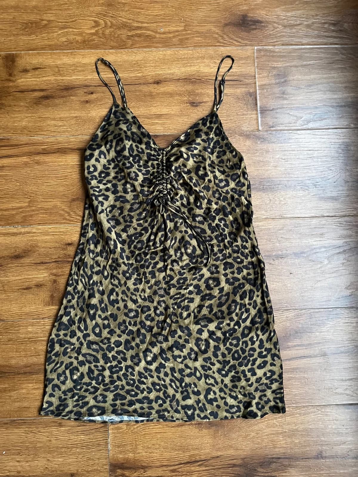Usado por Martina Soto Rius, Vestido animal print satín , talla XS