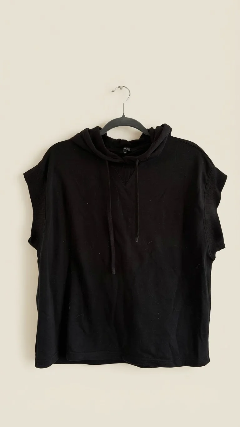 Usado por Isidora Baxter, Poleron sin mangas negro, talla S