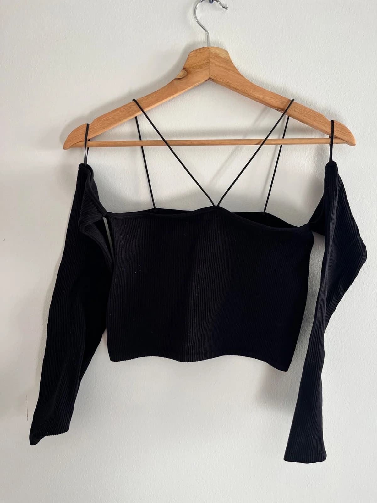Usado por Renata Rivera , Top negro hombros descubiertos , talla M-L