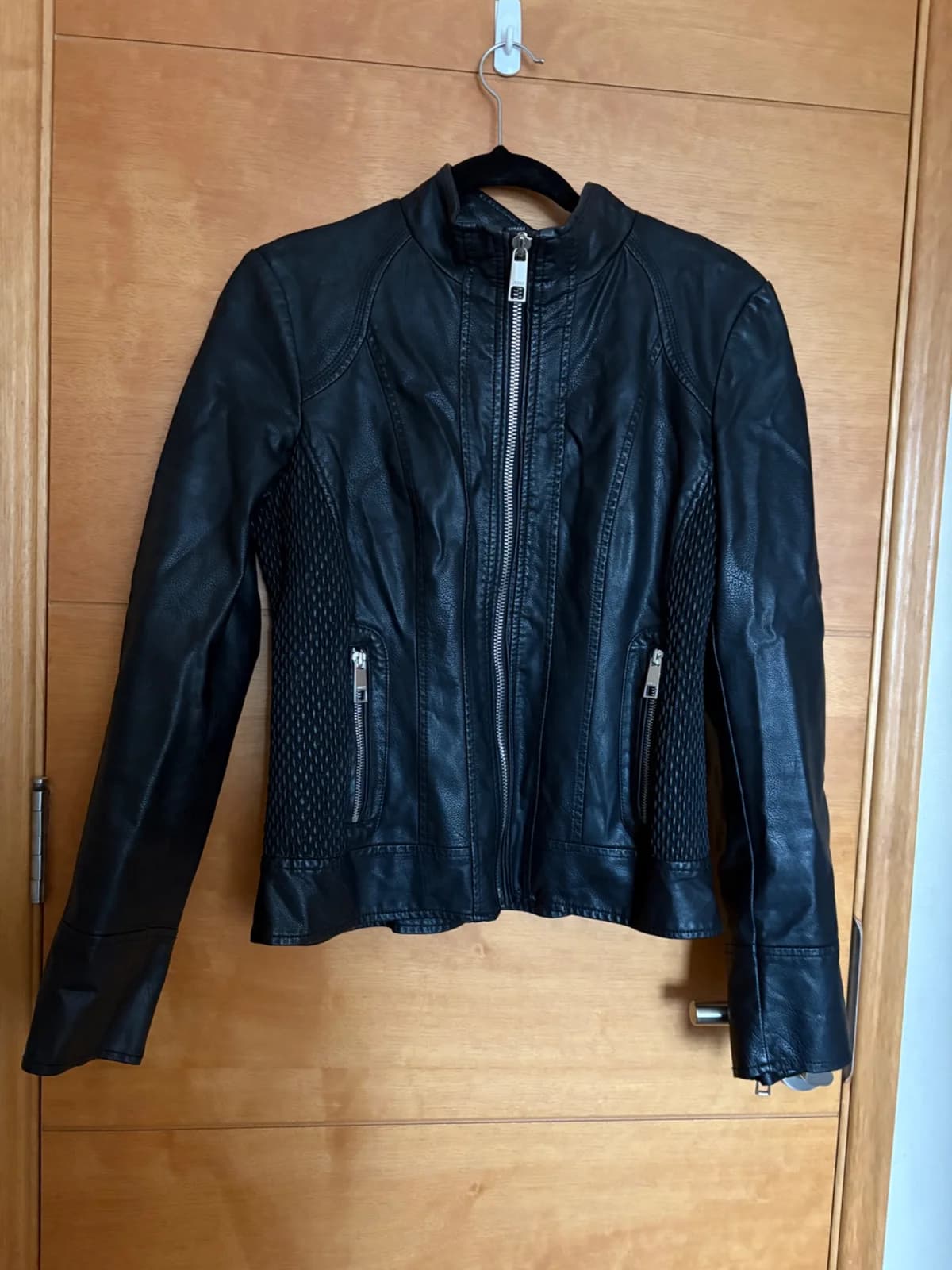 Usado por Javiera Martinez (Javi Martínez), Chaqueta Guess, talla M