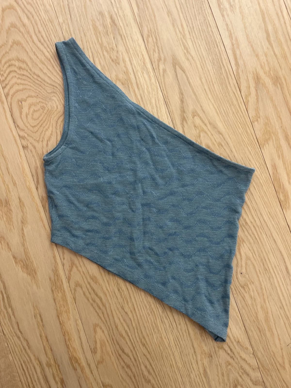 Usado por Francisca Engel, Top Celeste de un hombro, talla L