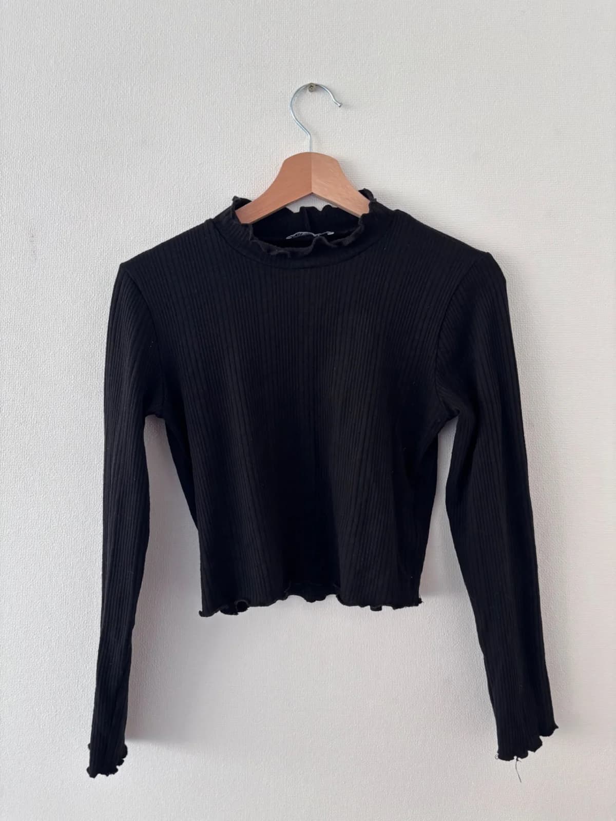 Polera negra manga larga — foto 1