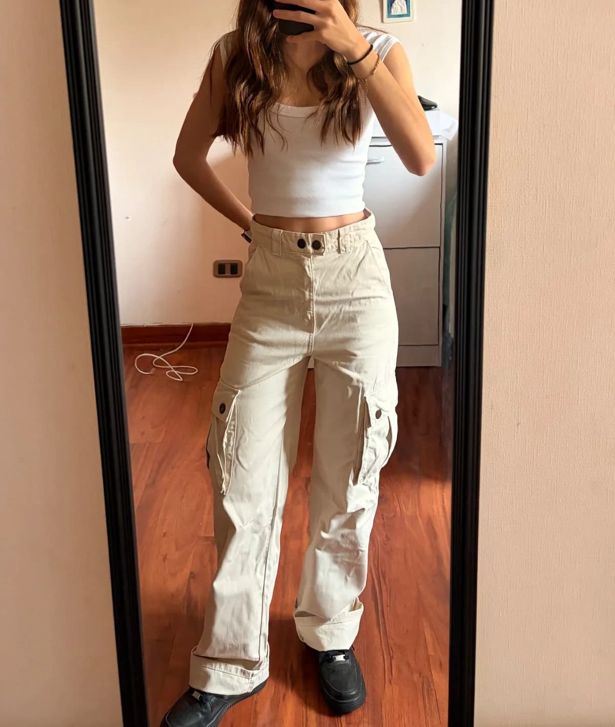 Pantalones cargo beige — foto 1
