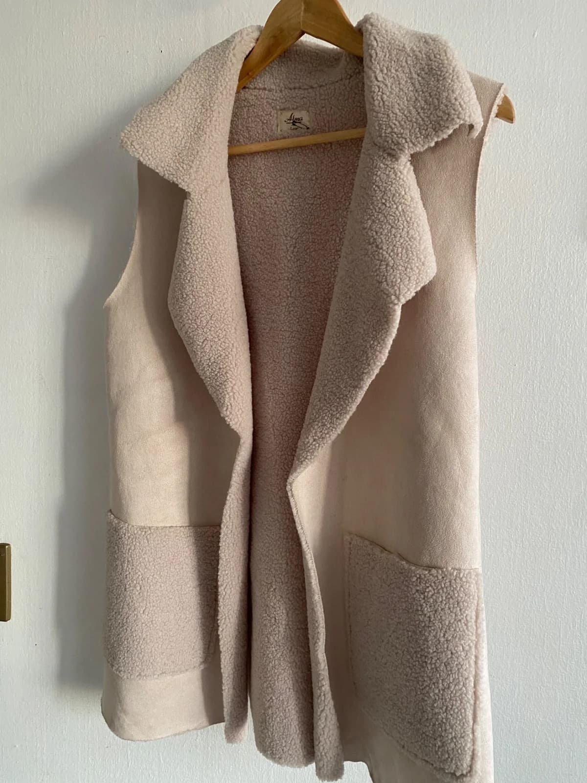 Usado por Paloma Robles , Chaleco largo de chiporro/gamuza beige – Marca Alma, talla M