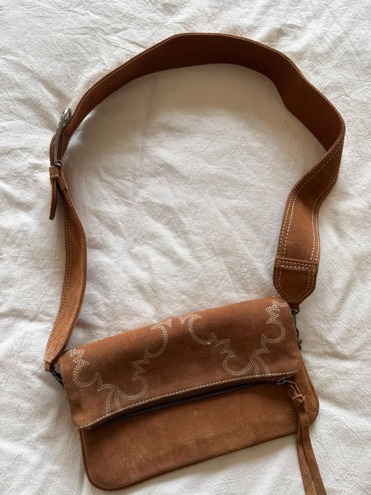 Usado por Paula Aravena, Cartera gamuza Slowlove café