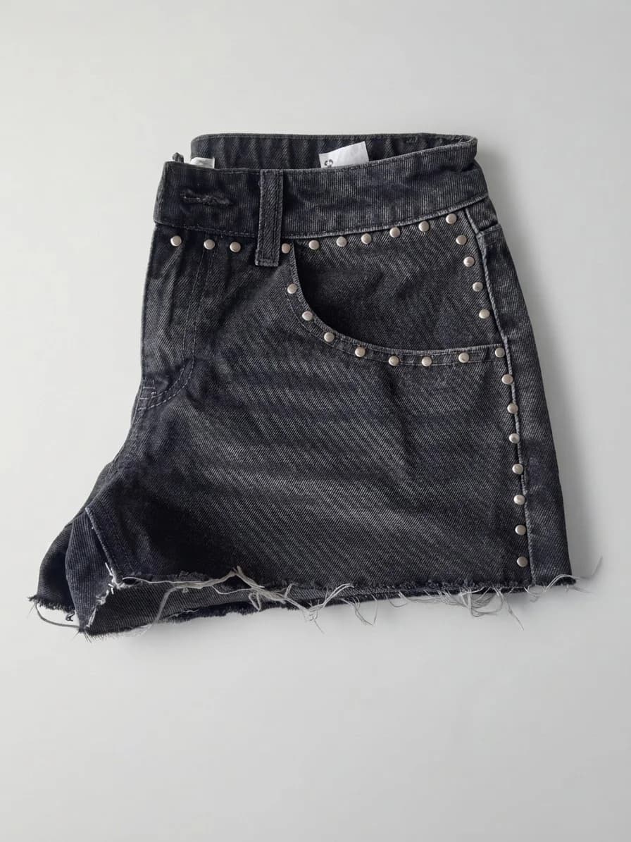 Usado por Sofia meldaño , Shorts tiro bajo tachas, talla 38
