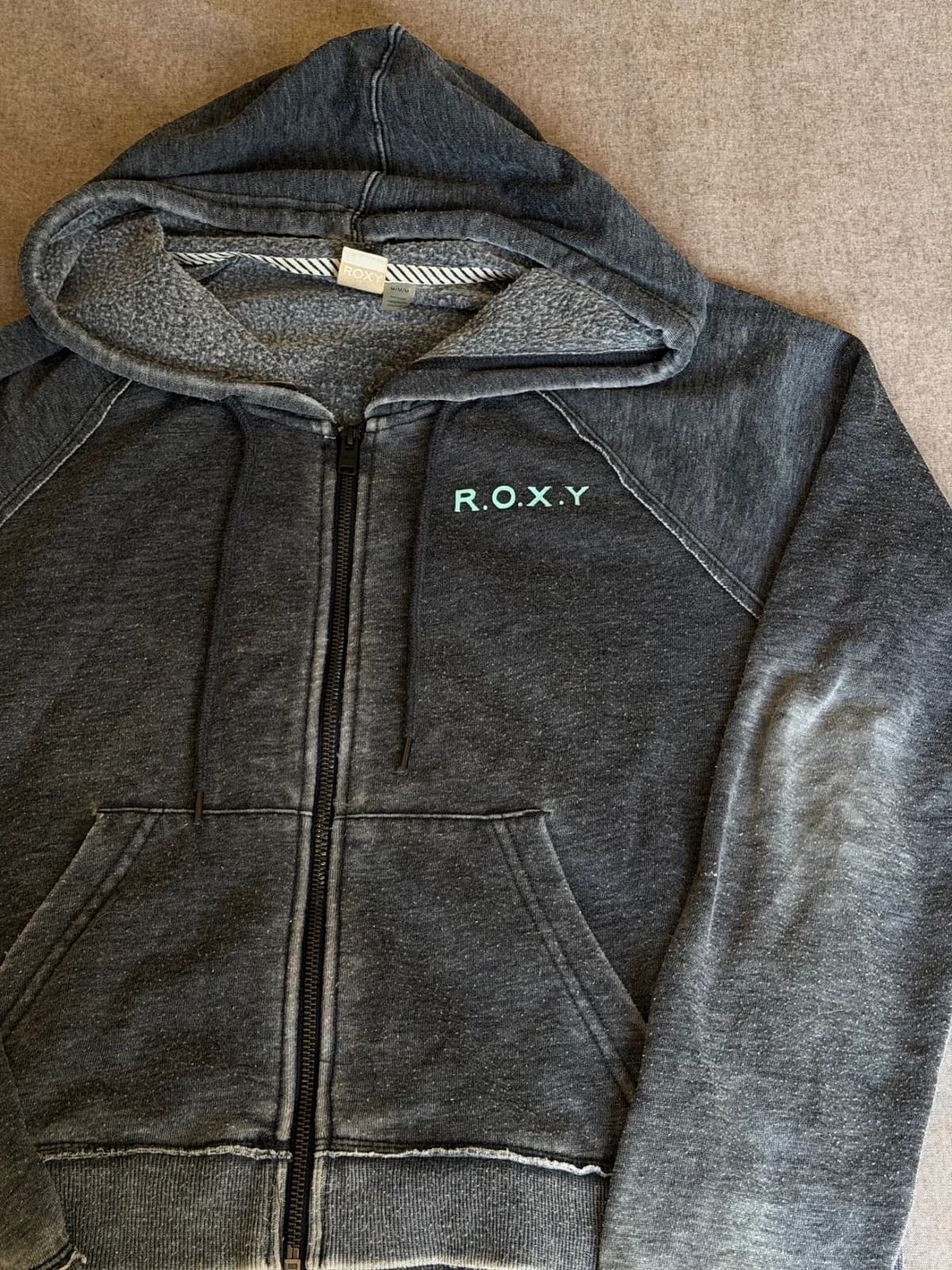 Polerón Roxy color gris desgastado — foto 1