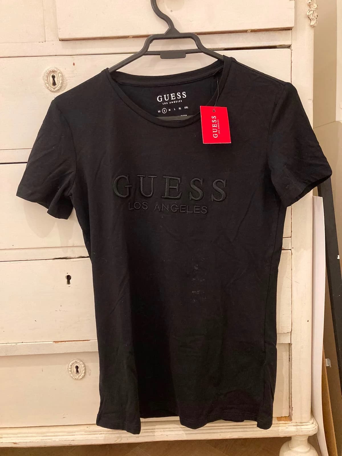 Usado por Josefina Bustamante, Polera Guess negra NUEVA, talla S