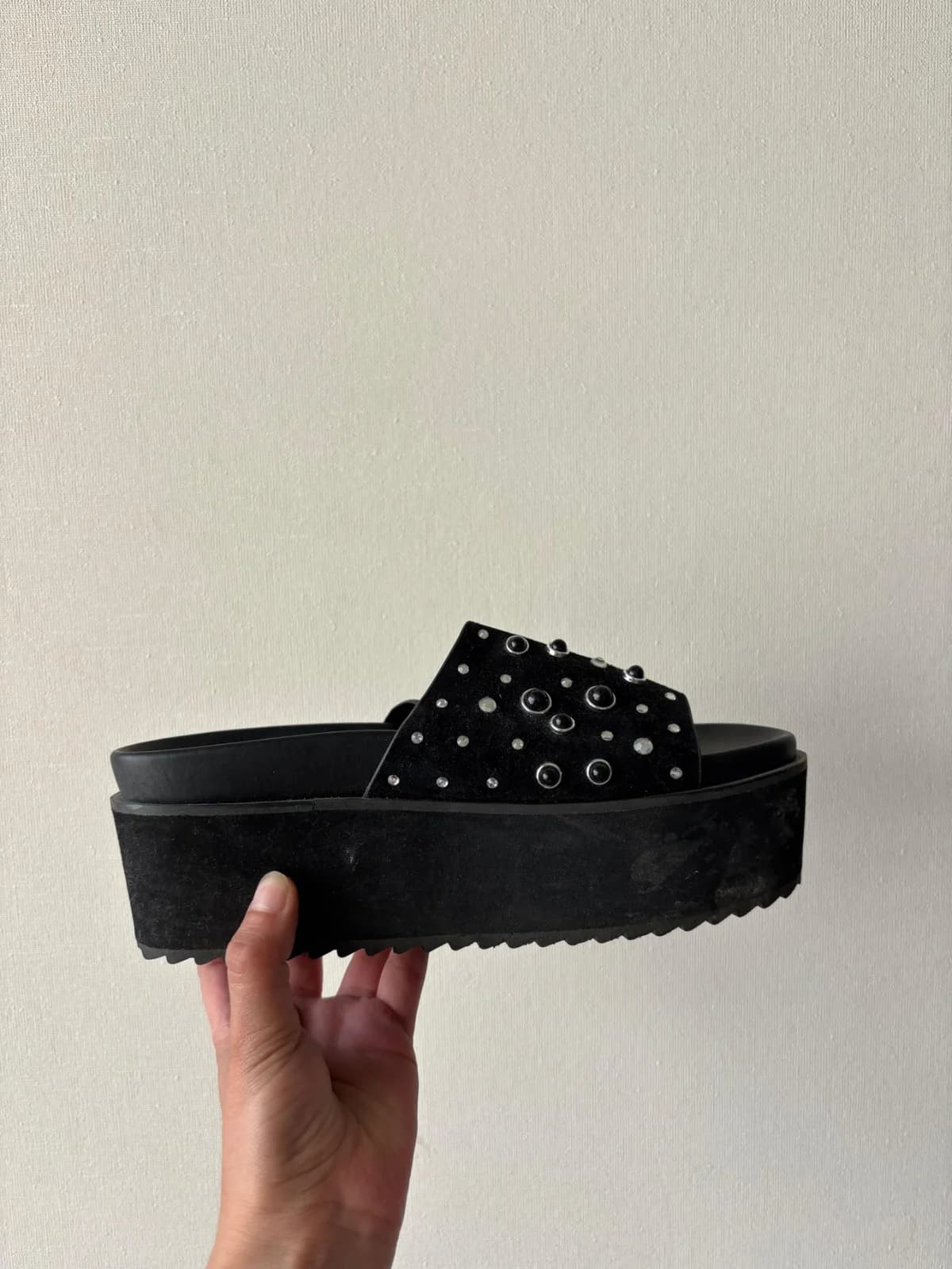 Chalas negras con plataforma