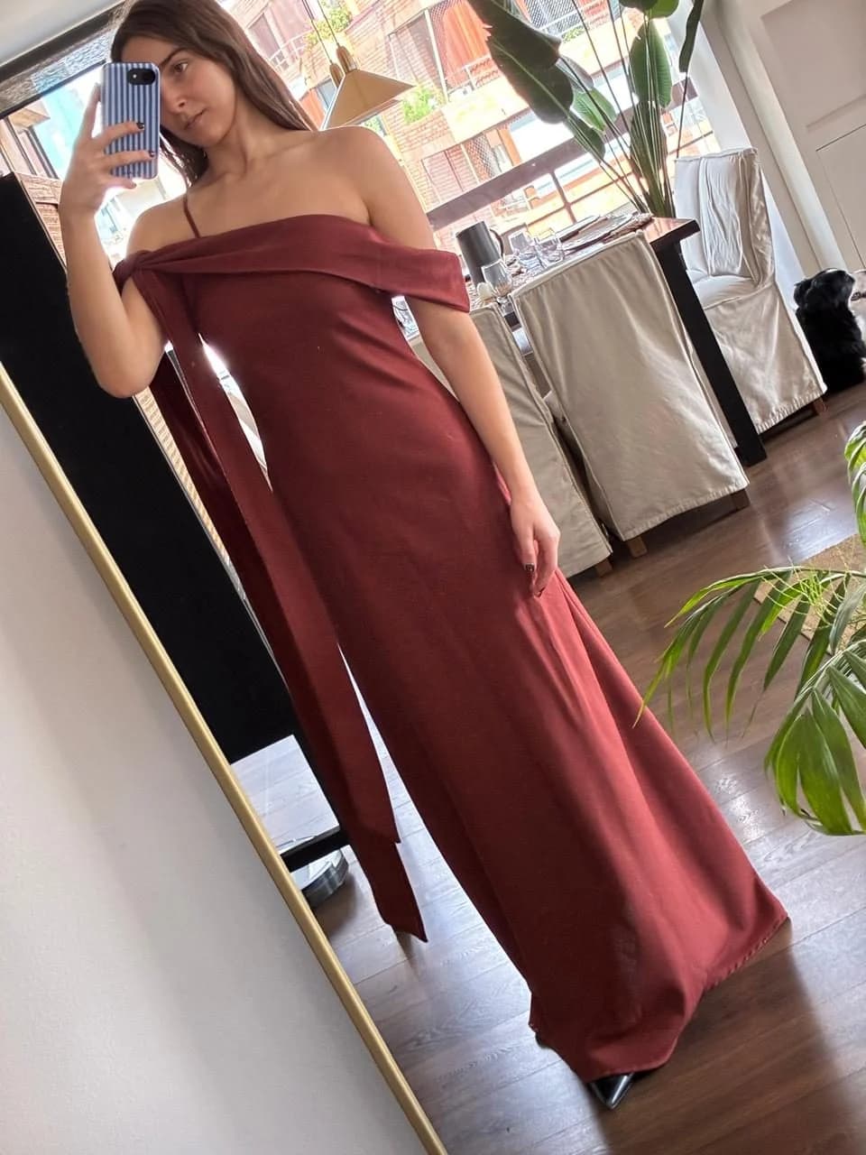 Vestido largo terracota con hombros descubiertos y caída fluida — foto 1