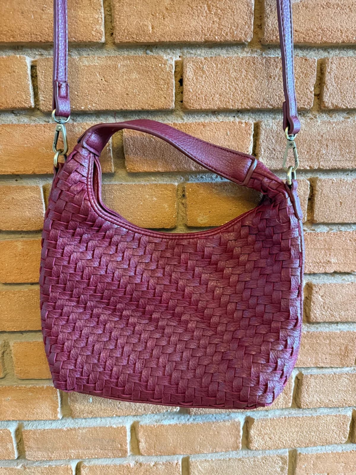 Usado por Emilia Miquel, Cartera lounge burdeo