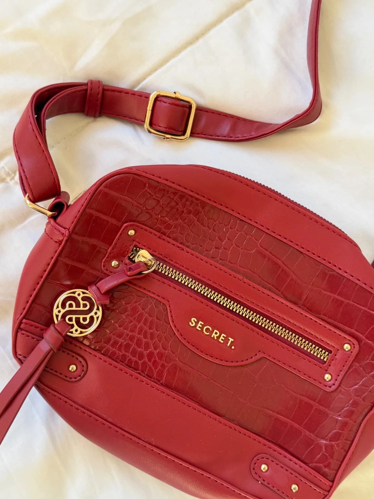 Usado por Isidora Fuenzalida Costa, Cartera roja