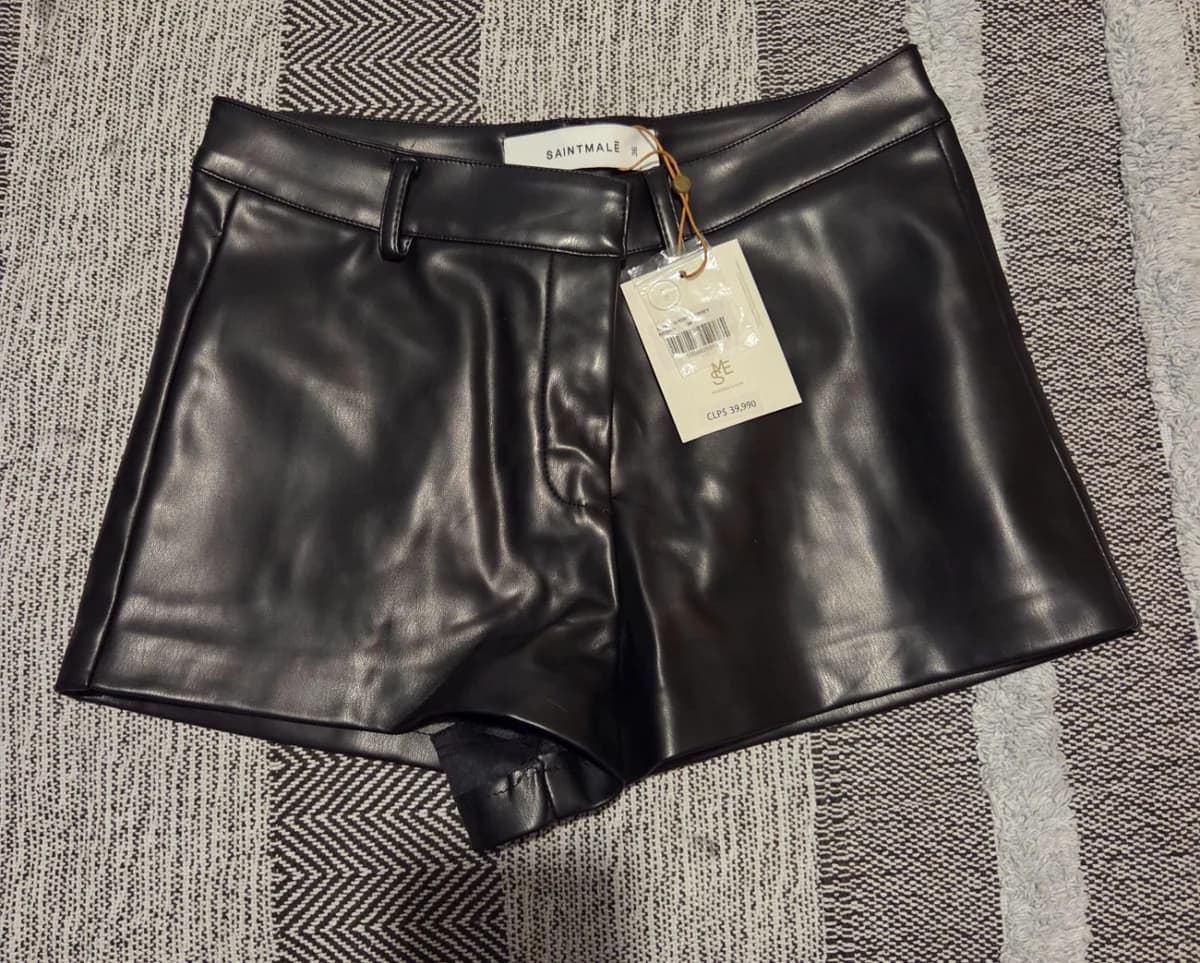Usado por Carolina Navarro Monsálvez, Short cuerina, talla 36