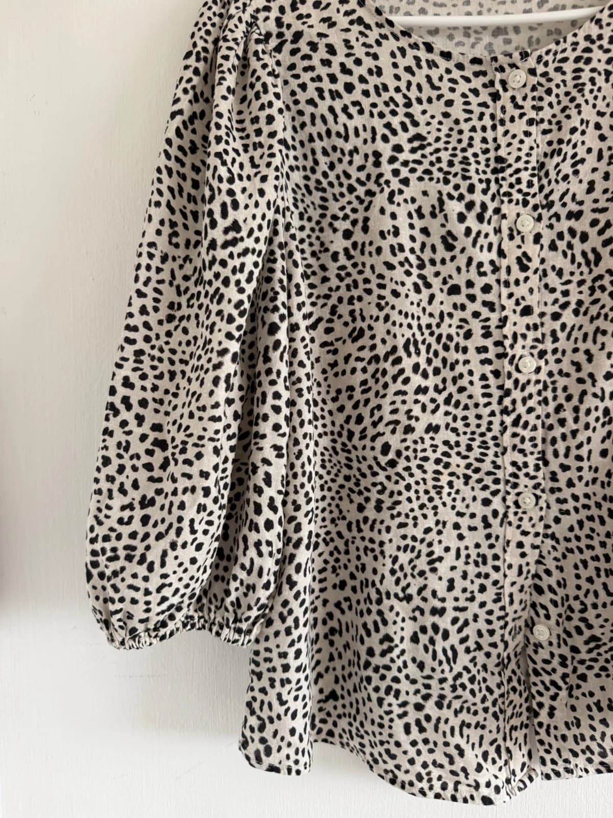 Usado por Isidora Fuenzalida Costa, Polera animal print , talla L