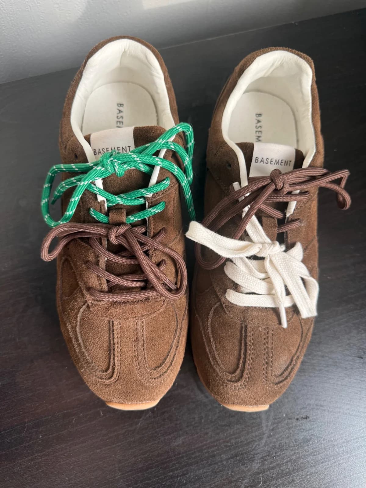 Usado por Macarena Serrano , Zapatillas Café, cordones de colores , talla 37