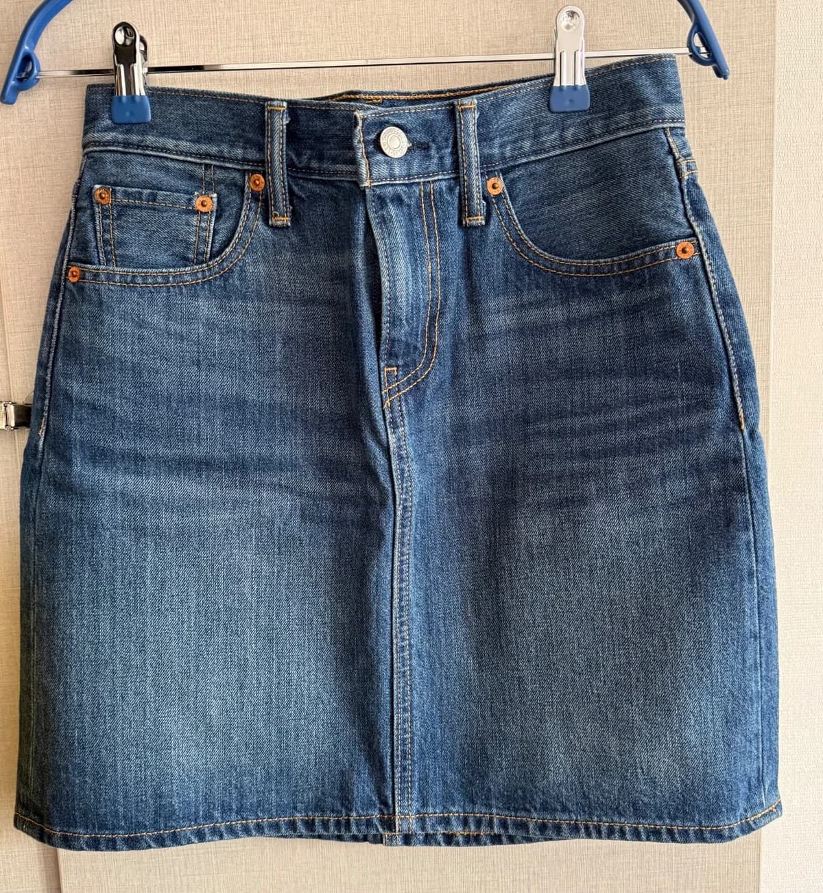 Usado por Celine Jarrett, Falda Levis de Jeans, talla 25 / XS