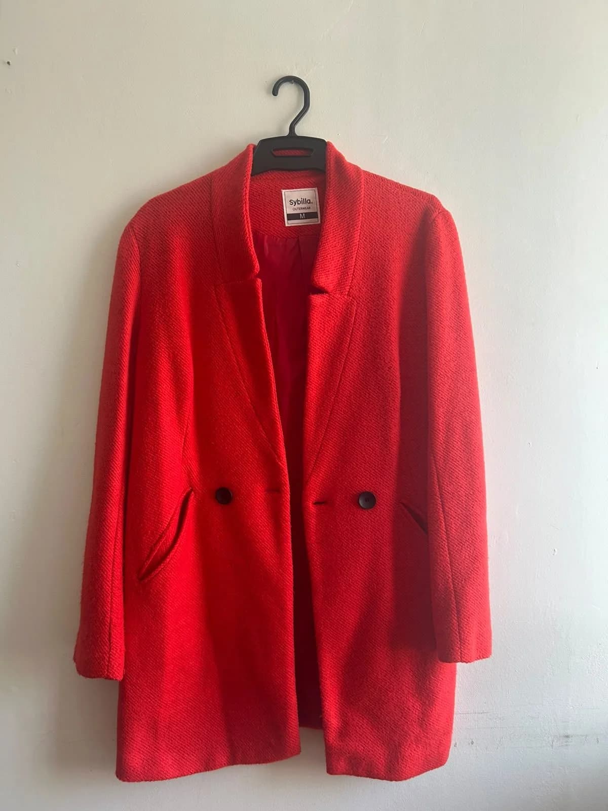 Usado por Valentina Sepúlveda, Abrigo rojo, talla M