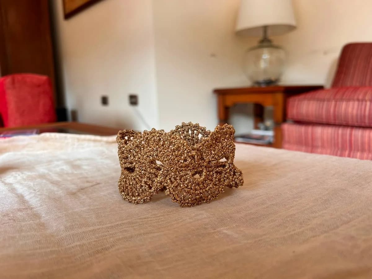 Usado por Brica Crochet, Pulsera barroco dorada