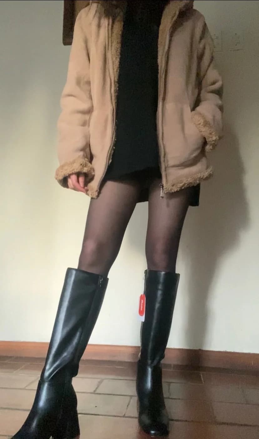 Abrigo peludo con gorro beige — foto 1