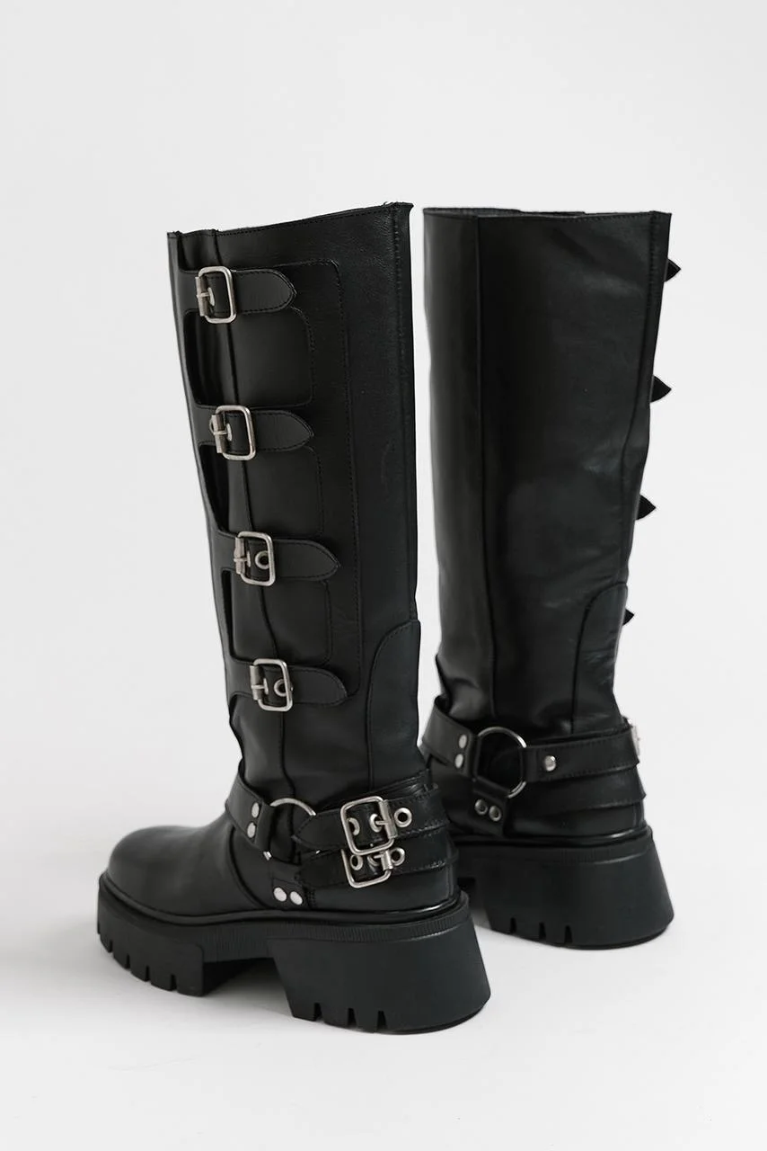 Botas negras — foto 1