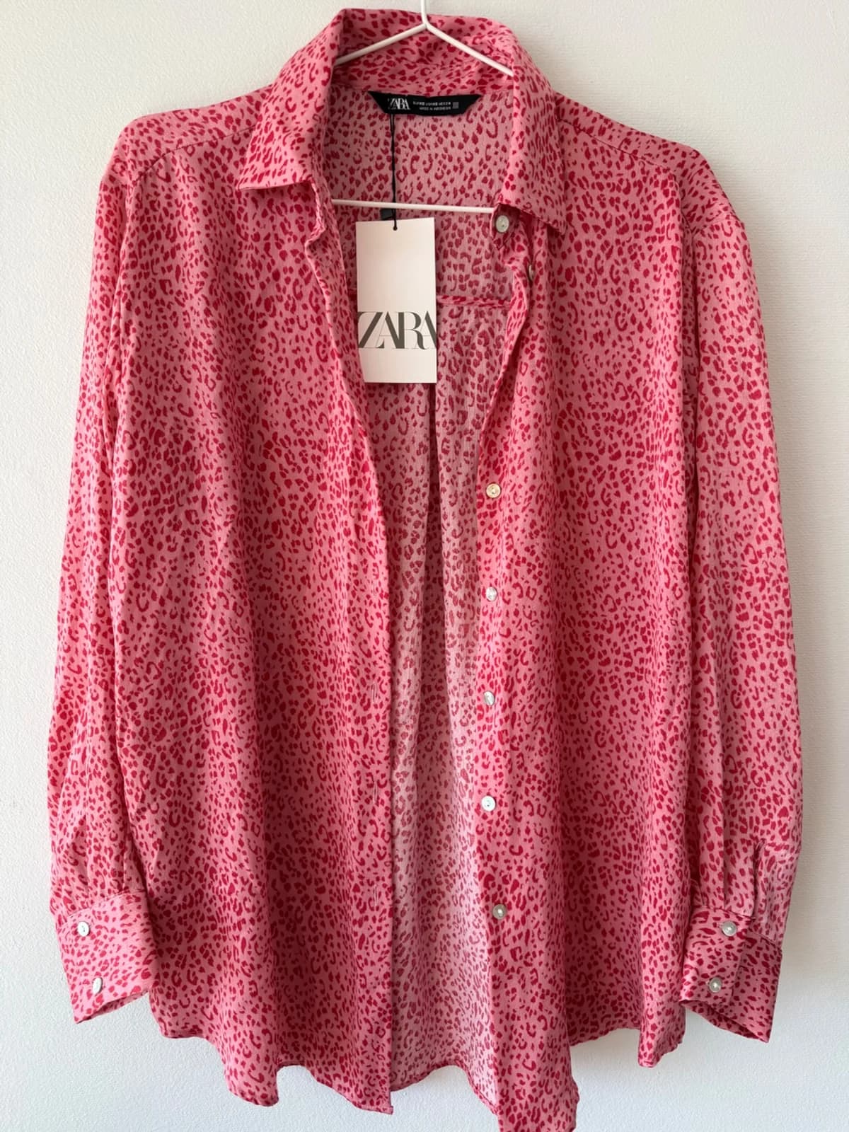 Usado por Macarena Serrano , Blusa Santi Animal Print rosa , talla XS