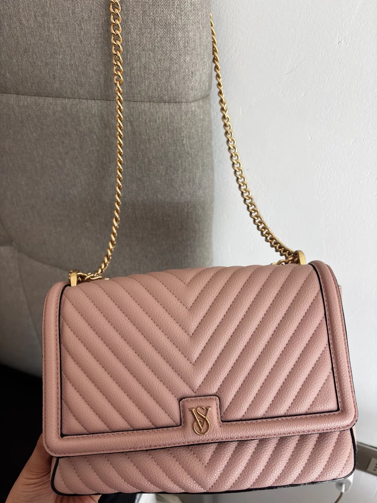 Usado por sofi molina, cartera original victoria secret