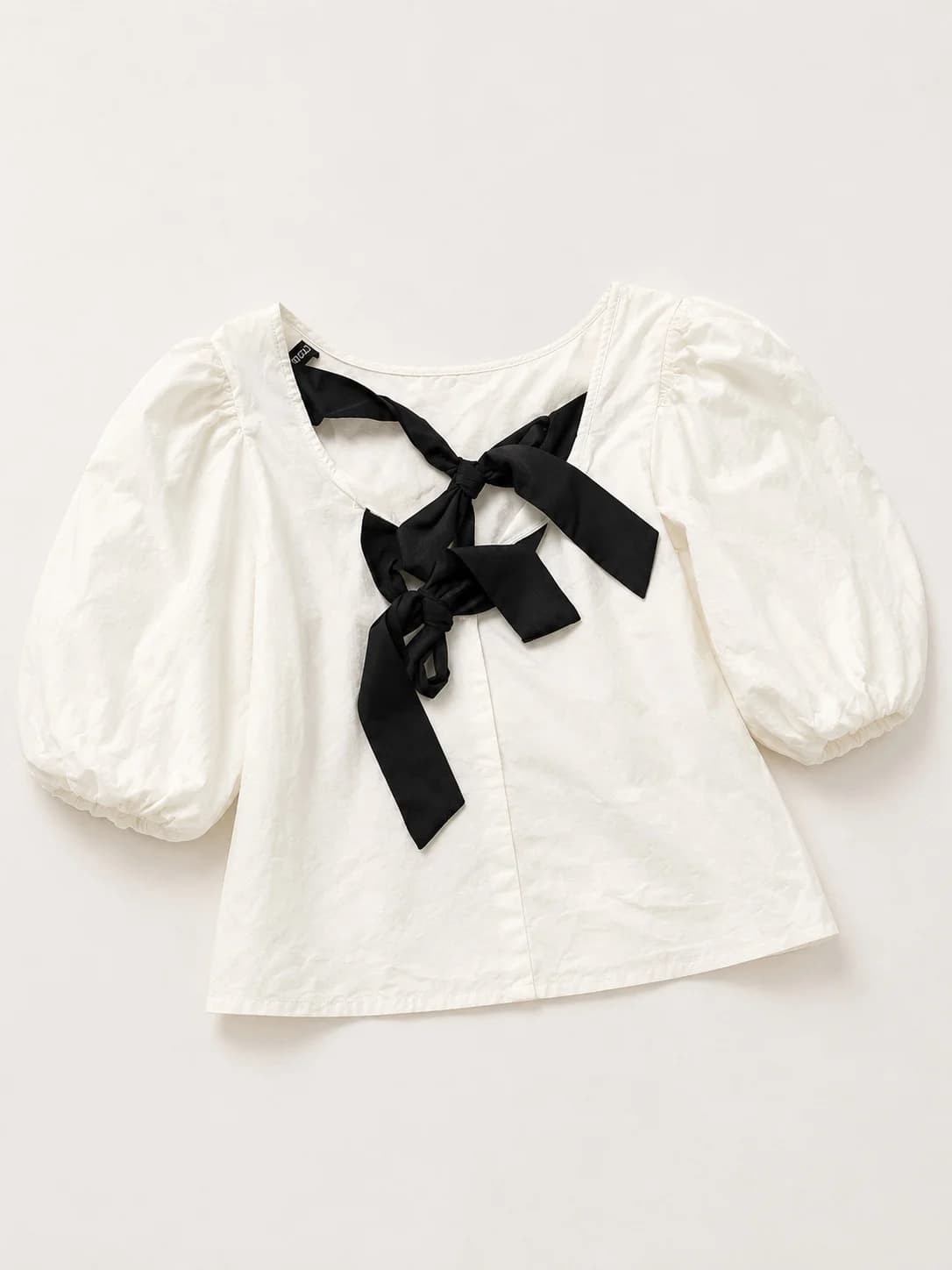 Usado por Magdalena Fica, Blusa blanca con amarre , talla XS