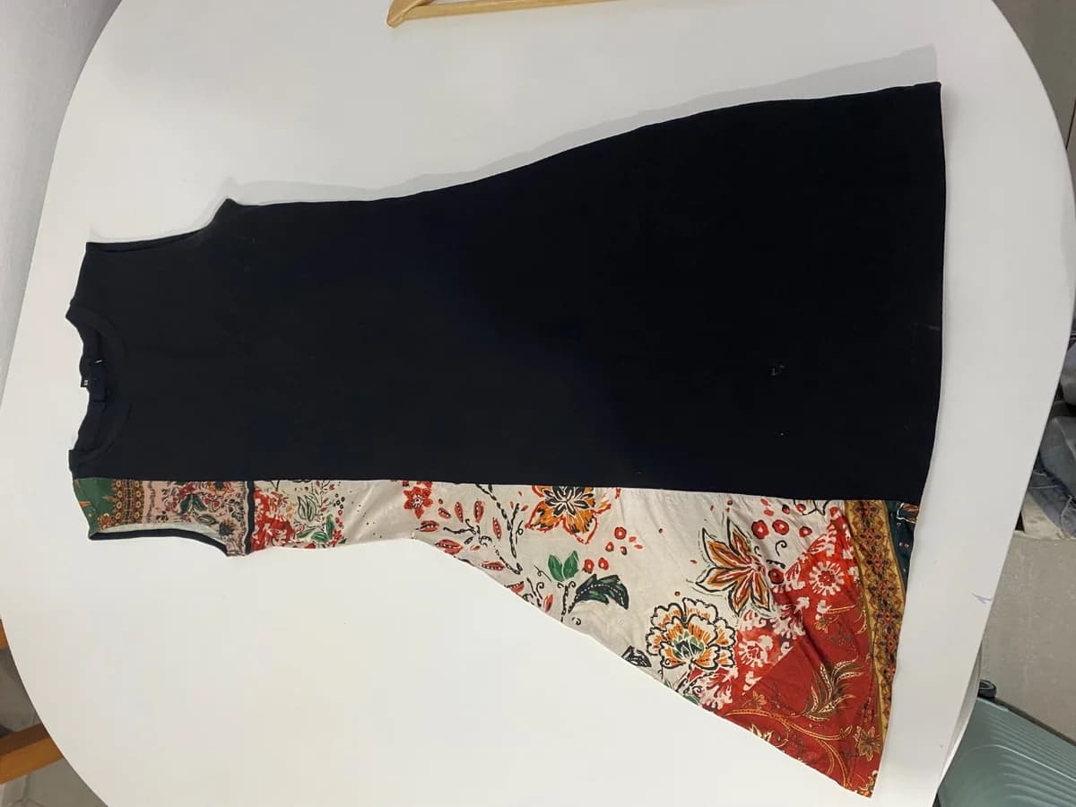 Vestido Desigual "Thaiyu" Negro con Patchwork Floral