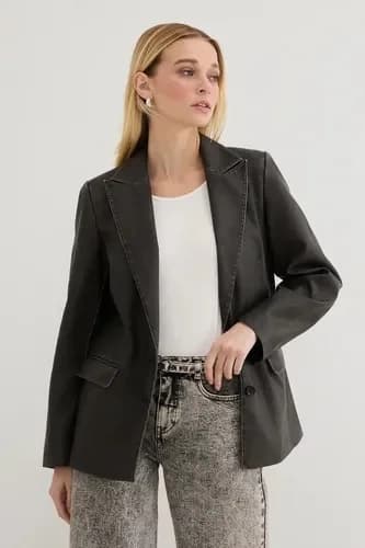 Usado por Magdalena Muñoz, Blazer cuerina gris gastado Saint Male, talla M
