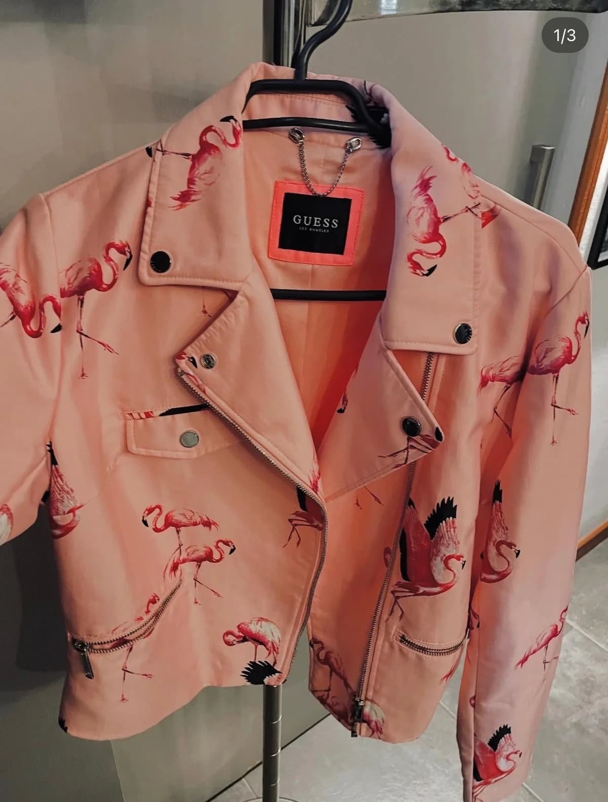 Usado por Darly Salazar prado , Campera flamencos guess , talla M