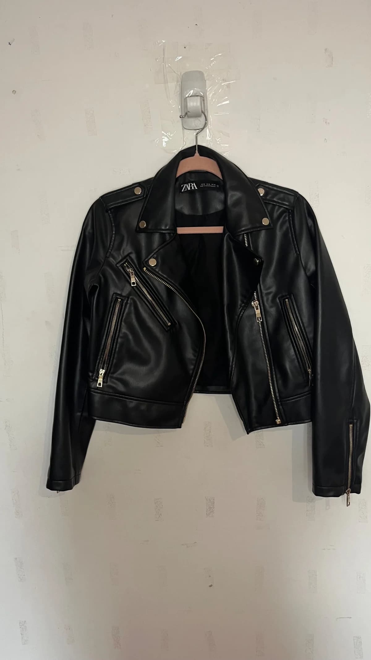 Usado por Sophie Lyon Miyake, Chaqueta “cuero” Zara, talla S