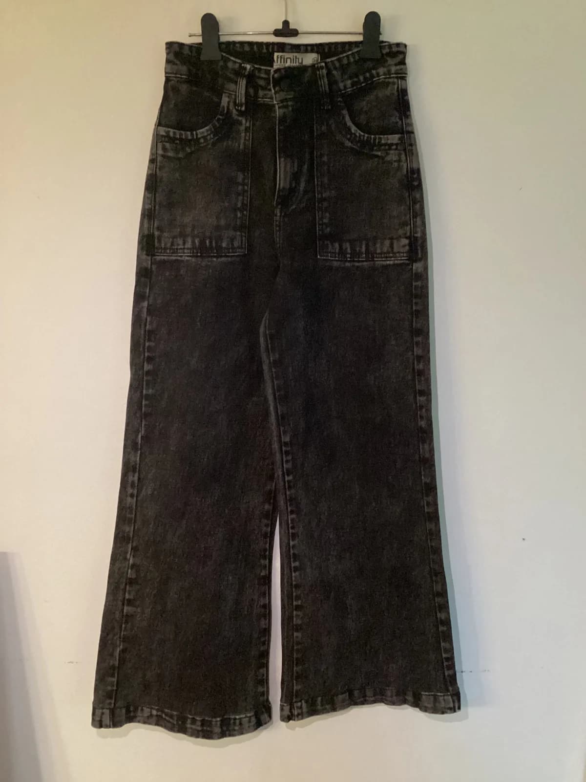 Usado por Colomba, Jeans negros gastados, talla 34