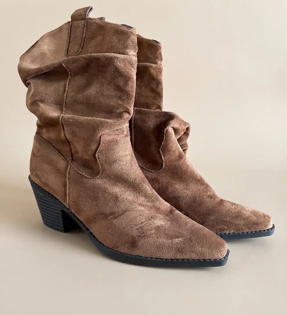 Usado por María José Muñoz, Botas tipo gamuza, talla 40