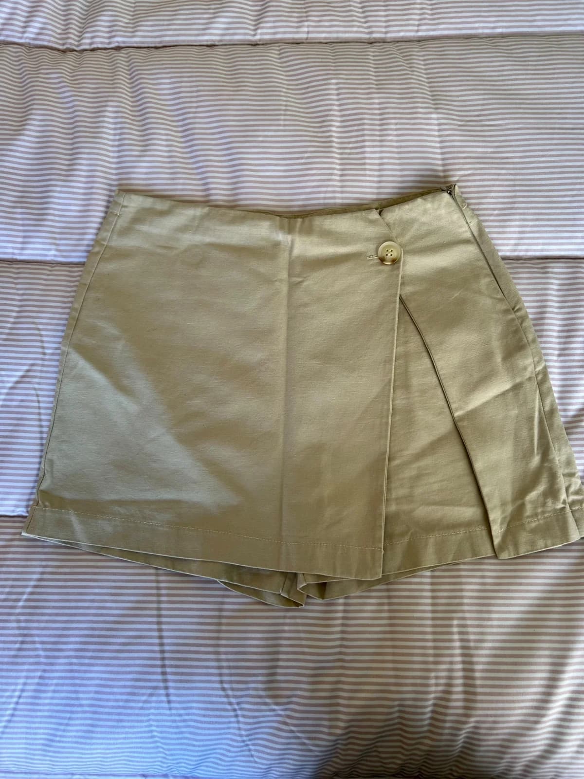 Usado por Elisa Camilo, Falda Short Caqui, talla S