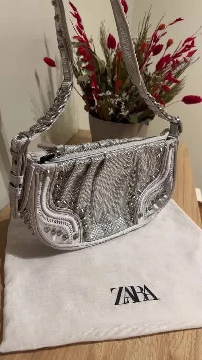 Usado por Consuelo Cárdenas , Cartera Brillos