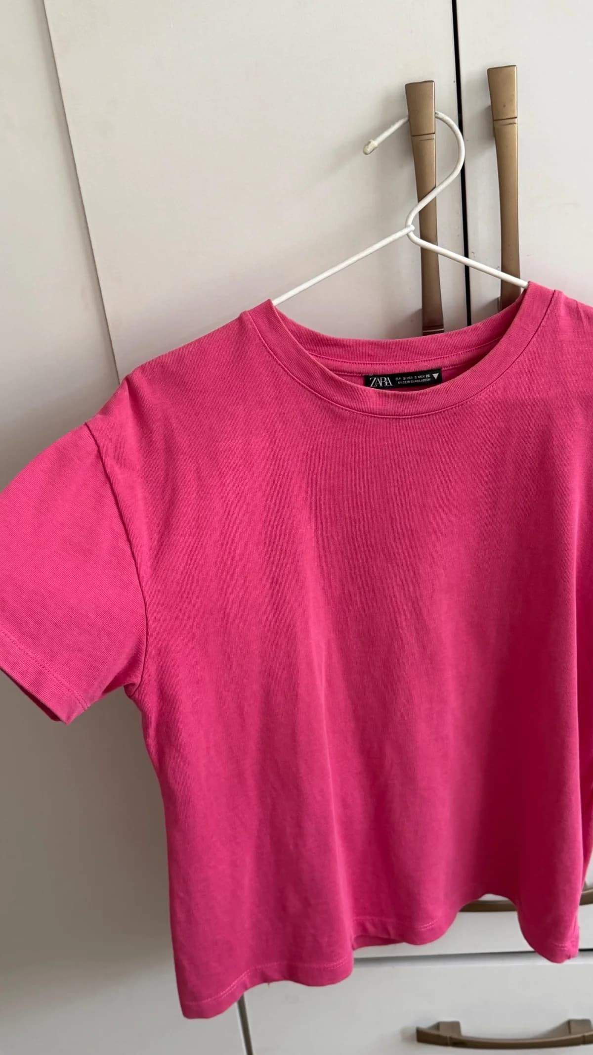 Usado por Francisca Romero, Polera Zara fucsia , talla S