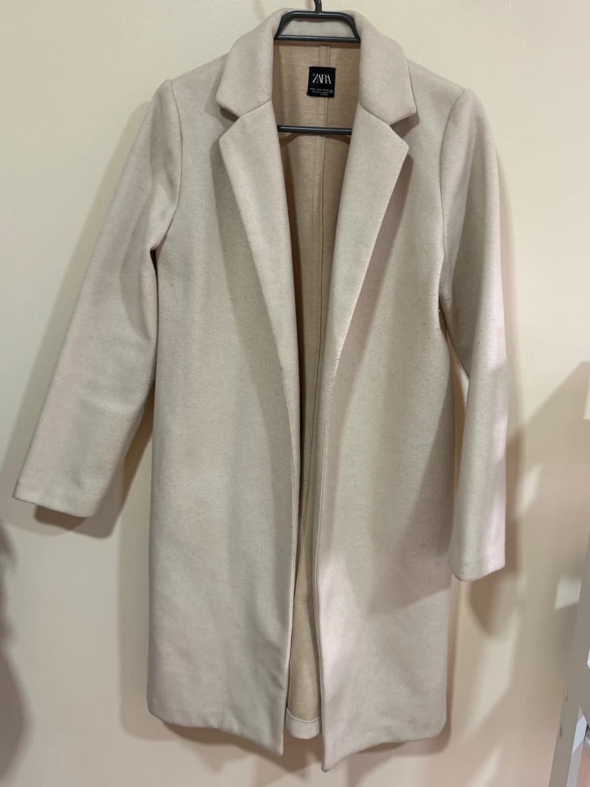 Usado por Moyra Fuentes, Abrigo color beige , talla M