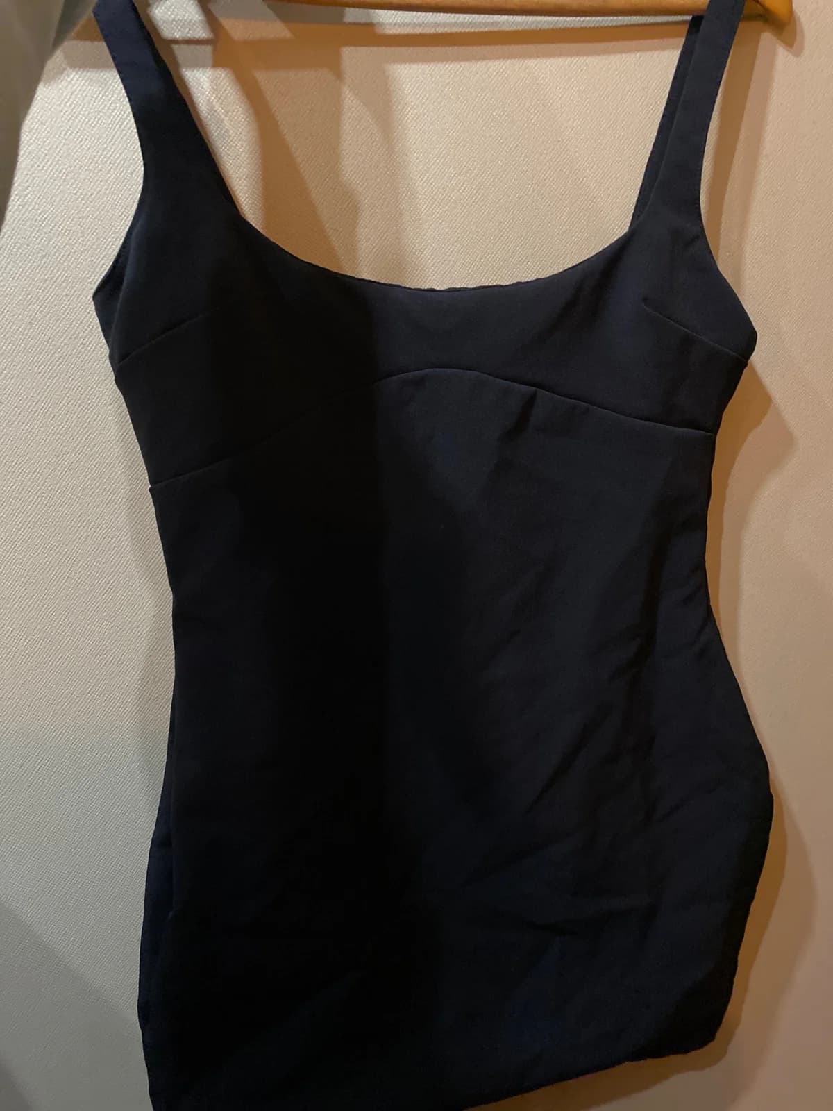 Usado por Stefani Mondaca, Vestido corto Zara, talla L