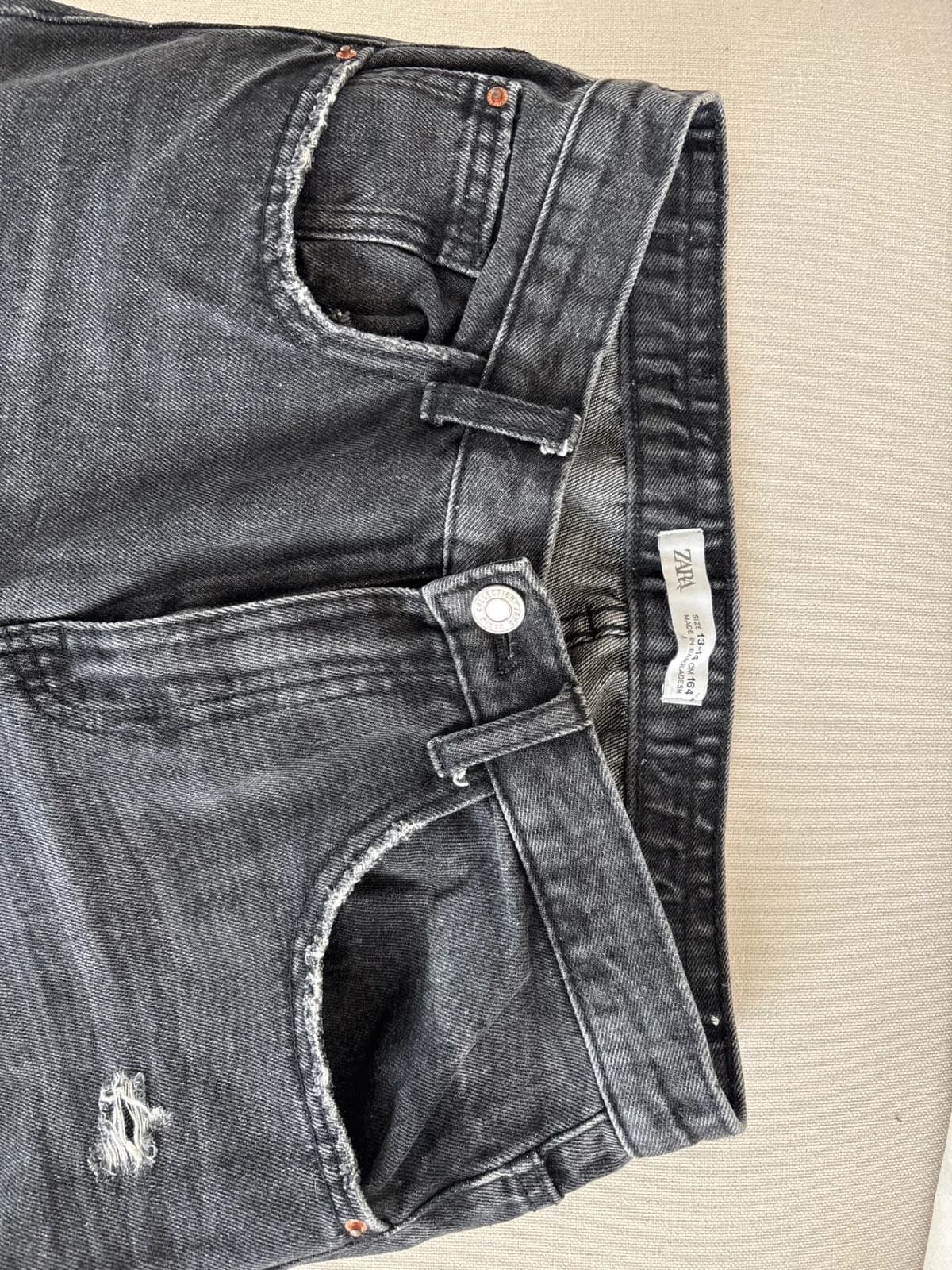 Usado por montserrat meneses, Jeans Zara negro jaspeado