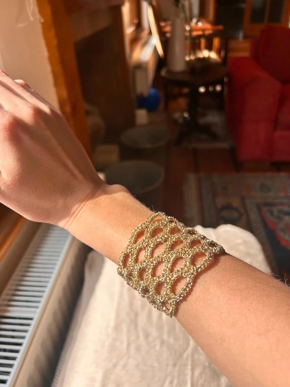 Usado por Brica Crochet, Pulsera colmena dorada